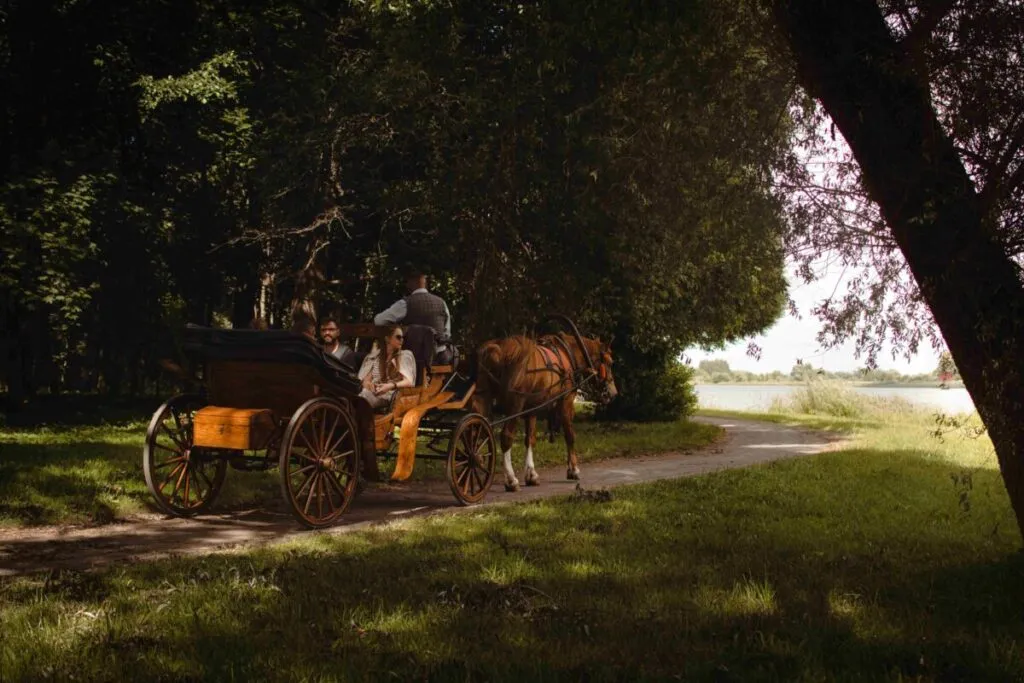 Concepto de censura en internet con silueta humana tapada por algoritmos en redes sociales