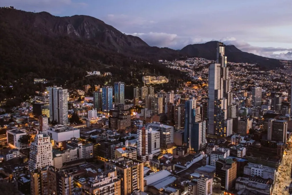 Emprendedor visionario frente a una ciudad moderna, representando liderazgo estratégico e innovación empresarial