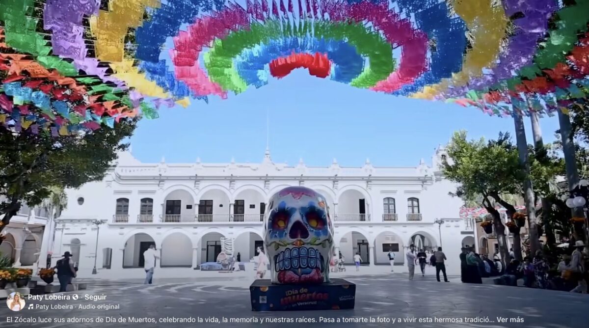 El Zócalo veracruzano fue adornado informó Patricia Lobeira Rodríguez.