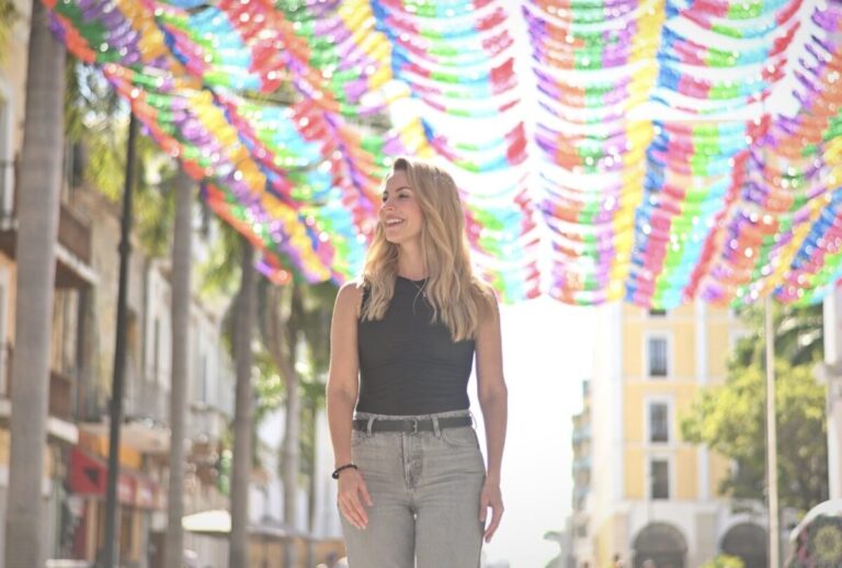 Zócalo de Veracruz iluminado con decoraciones del Día de Muertos 2025: Papel picado, catrinas gigantes y flores de cempasúchil, iniciativa cultural de Patricia Lobeira Rodríguez.