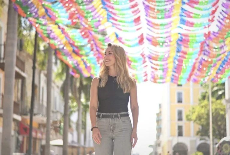 Zócalo de Veracruz iluminado con decoraciones del Día de Muertos 2025: Papel picado, catrinas gigantes y flores de cempasúchil, iniciativa cultural de Patricia Lobeira Rodríguez.