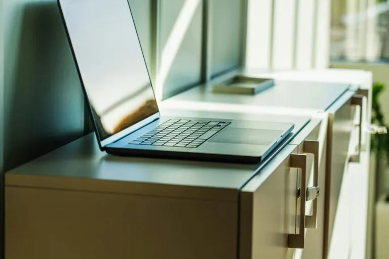 Empleados en una oficina pequeña usando tecnología digital para mejorar procesos empresariales