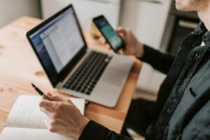 Profesionales jóvenes trabajando en sector de aplicaciones en España que genera empleo y economía digital