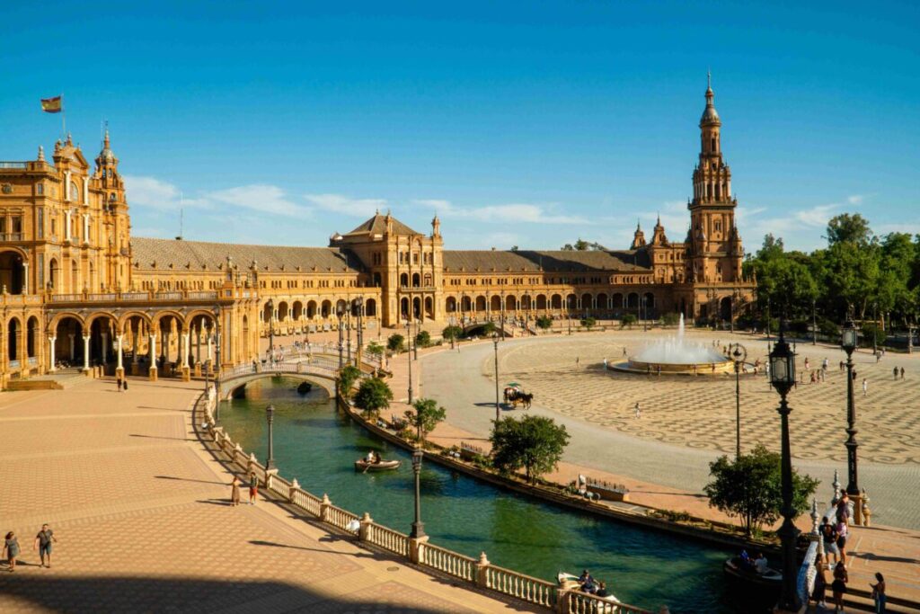 Imagen conceptual de innovación tecnológica en hoteles y turismo en España