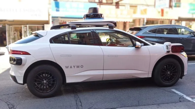 Vehículo autónomo de Waymo bajo investigación en EE. UU. por maniobra cerca de un autobús escolar en Atlanta.