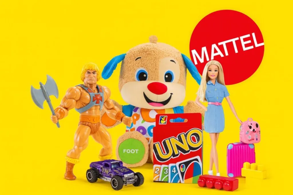 Niños jugando con juguetes físicos de Mattel como antídoto contra la soledad infantil