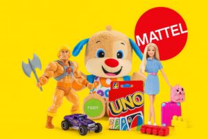 Niños jugando con juguetes físicos de Mattel como antídoto contra la soledad infantil