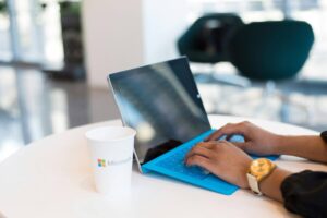 Microsoft impulsa seguridad digital en Europa con nueva plataforma agéntica basada en IA y automatización.