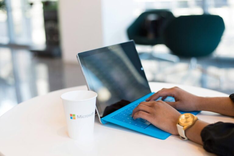Microsoft impulsa seguridad digital en Europa con nueva plataforma agéntica basada en IA y automatización.