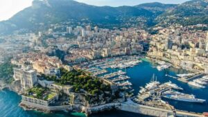 Vista aérea de superyates en el Mónaco Yacht Show destacando lujo, innovación tecnológica y sostenibilidad marina