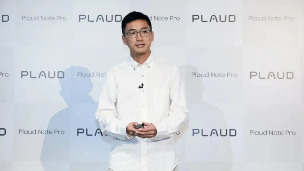 Plaud integra hardware y software para grabar y transcribir reuniones con IA en entornos profesionales