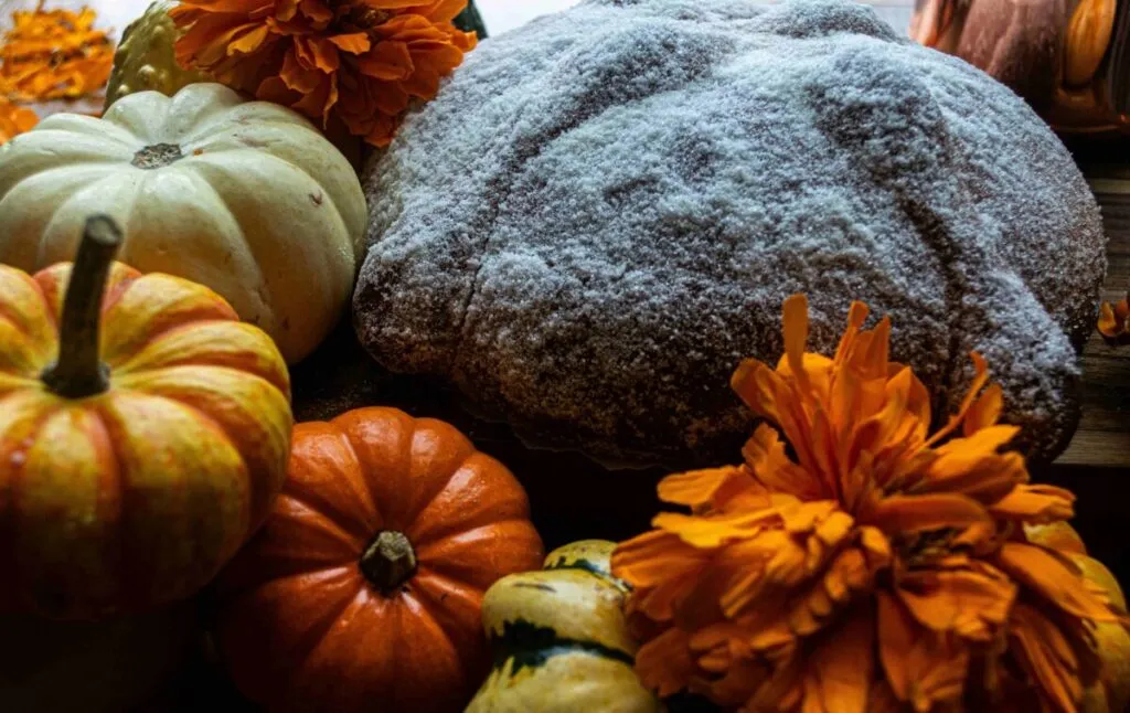 Pieza de pan de muerto artesanal en exhibición como parte de la venta estacional en Benito Juárez, Quintana Roo