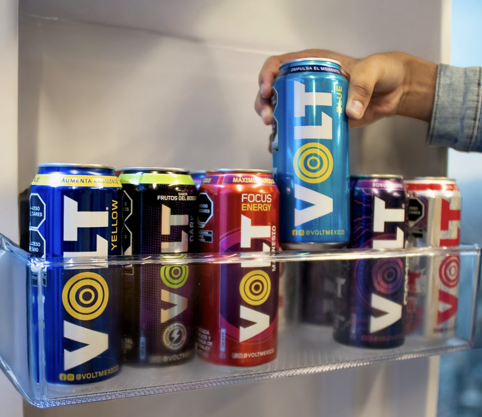 Latas de VOLT, la bebida energizante de AJEMEX.