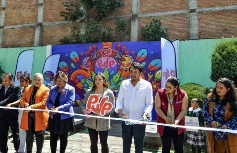 Representantes de AJEMEX, Eco Urban y autoridades escolares durante la inauguración del mural de Mayahuel en Metepec, símbolo de sostenibilidad y cultura empresarial.
