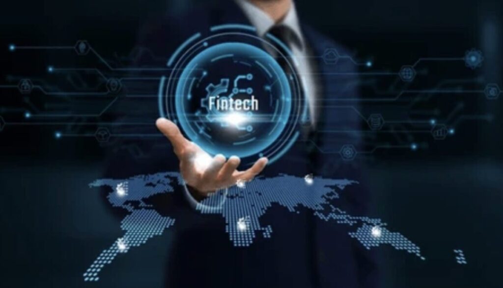 Analista financiero mexicano observando crecimiento del ecosistema Fintech, representación del postulado de Alexis Nickin Gaxiola.