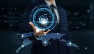 Analista financiero mexicano observando crecimiento del ecosistema Fintech, representación del postulado de Alexis Nickin Gaxiola.