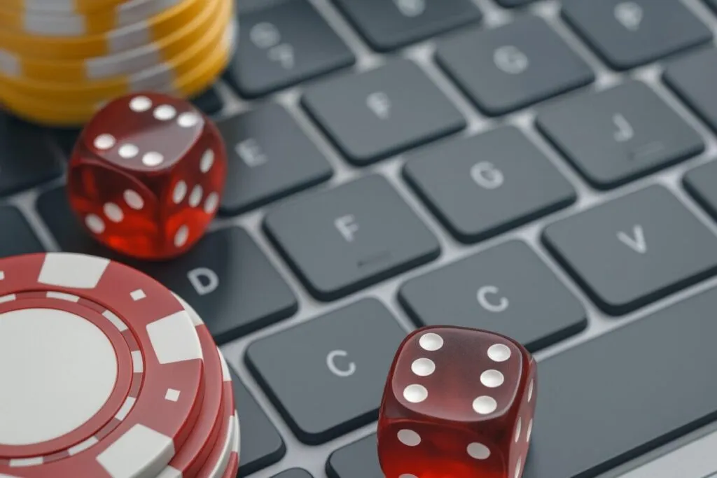 Jugador frente a interfaz digital con inteligencia artificial y blockchain en plataforma de juego online