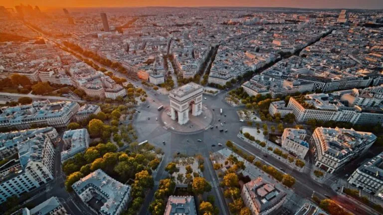 visual del concepto de estado virtual y expansión de startups europeas con enfoque en innovación y crecimiento digital