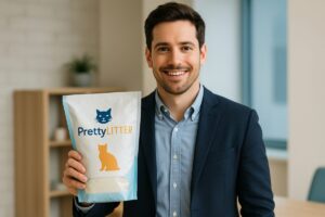 Daniel Rotman fundador de PrettyLitter sostiene una bolsa de arena sanitaria innovadora que cambió el cuidado de mascotas.