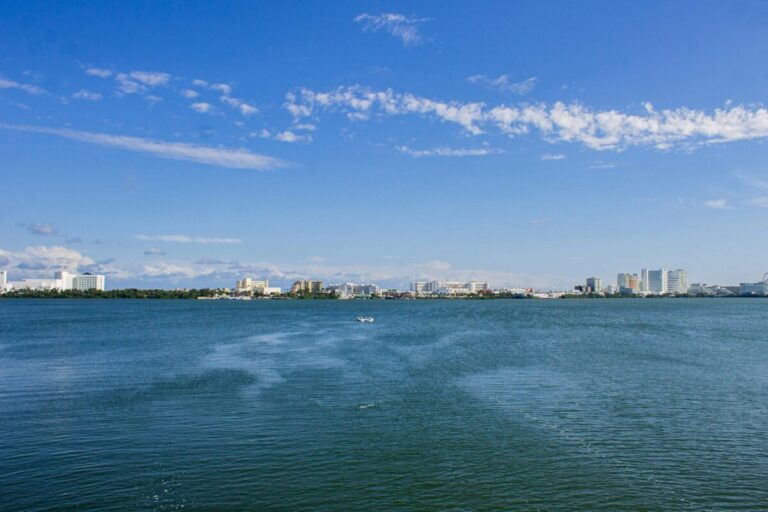 Pabellón de México en feria internacional con enfoque en turismo mexicano, destinos emergentes y estrategias sostenibles