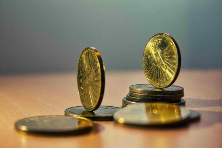 Jóvenes profesionales en Costa Rica accediendo a empleos con salarios iniciales competitivos en tecnología y diseño