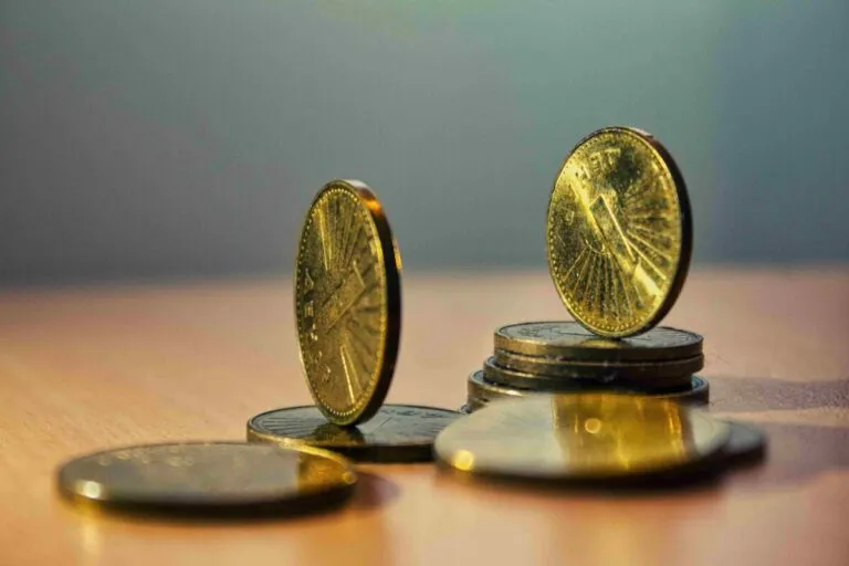 Jóvenes profesionales en Costa Rica accediendo a empleos con salarios iniciales competitivos en tecnología y diseño