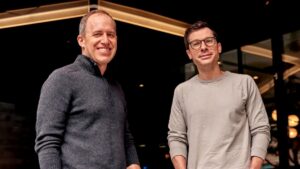 Plataforma Sierra con agentes de IA automatizando procesos empresariales de alto volumen