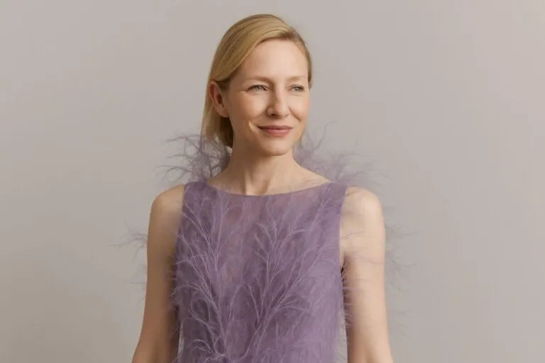 Cate Blanchett con vestido de plumas falsas veganas de Stella McCartney, estilo editorial, fondo neutro