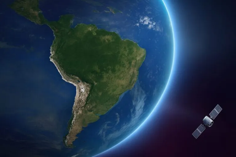 Ilustración de satélite sobre mapa de México mostrando conexión de datos y vigilancia digital