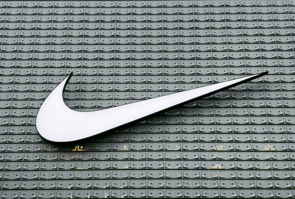 Nike reporta caída del 11% en la Bolsa por bajas ventas en China y anuncia recortes millonarios