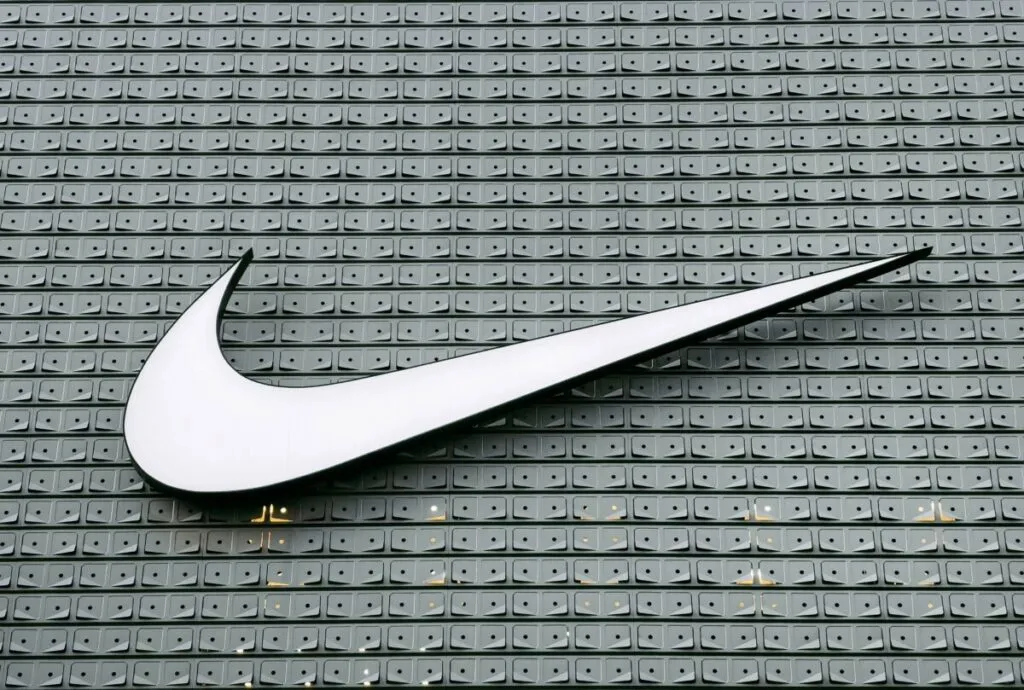 Nike reporta caída del 11% en la Bolsa por bajas ventas en China y anuncia recortes millonarios