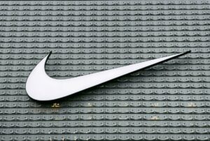 Nike reporta caída del 11% en la Bolsa por bajas ventas en China y anuncia recortes millonarios