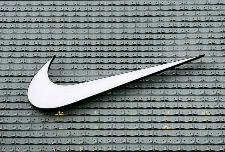 Nike reporta caída del 11% en la Bolsa por bajas ventas en China y anuncia recortes millonarios