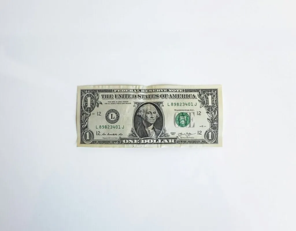 Ilustración de una persona comparando ahorro en pesos y ahorro en dólares con tipo de cambio en México