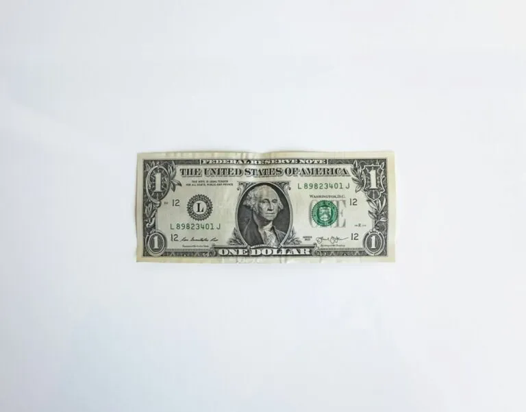 Ilustración de una persona comparando ahorro en pesos y ahorro en dólares con tipo de cambio en México