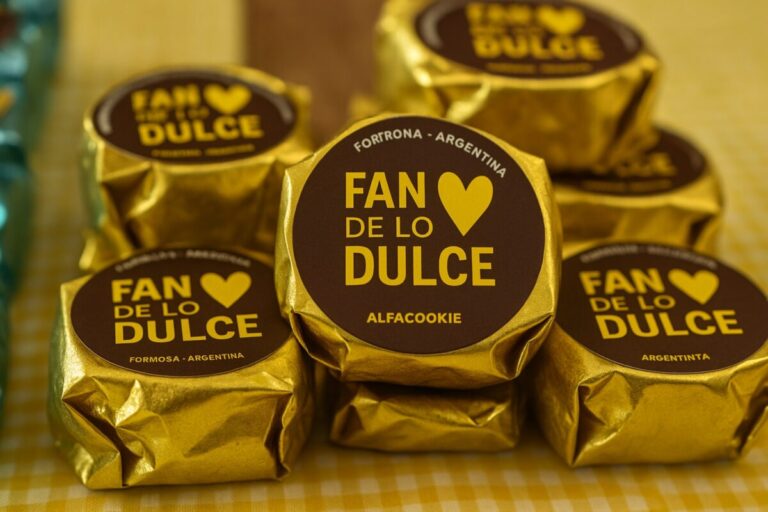 Alfajores artesanales Fan de lo Dulce en Formosa, Argentina, preparados para su venta en góndolas gracias a Conexión Comercial