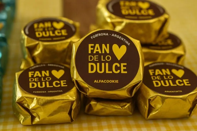 Alfajores artesanales Fan de lo Dulce en Formosa, Argentina, preparados para su venta en góndolas gracias a Conexión Comercial