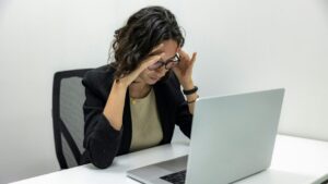 Wearable Awear que analiza ondas cerebrales y detecta estrés en tiempo real con tecnología de IA