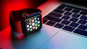 Profesional utilizando apps de productividad en un Apple Watch para gestionar tareas diarias
