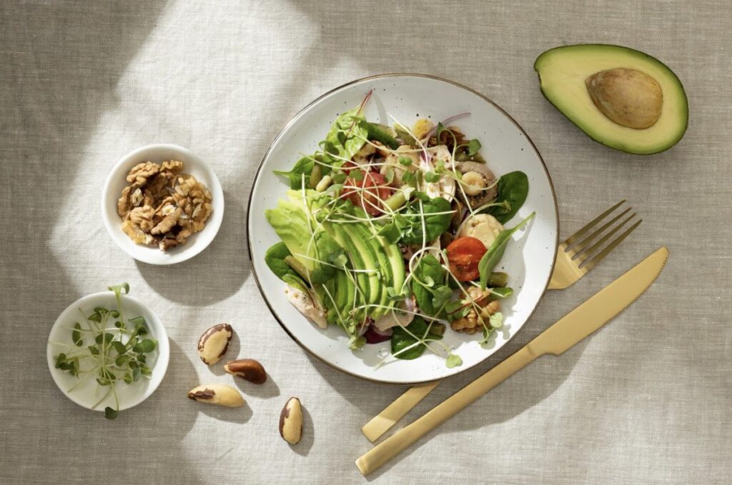 Plato lleno de hortalizas frescas que evocan un estilo de vida saludable y plant based, como el que plantea La Cosmopolitana