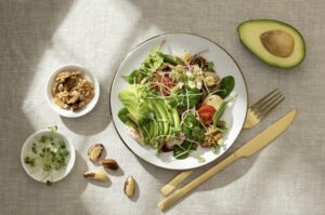 Plato lleno de hortalizas frescas que evocan un estilo de vida saludable y plant based, como el que plantea La Cosmopolitana