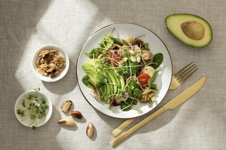 Plato lleno de hortalizas frescas que evocan un estilo de vida saludable y plant based, como el que plantea La Cosmopolitana