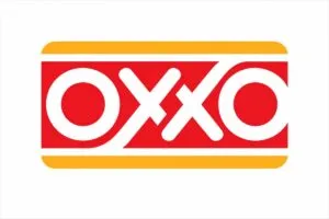 Tienda Oxxo en ciudad latinoamericana, simbolizando la expansión internacional y digitalización del retail