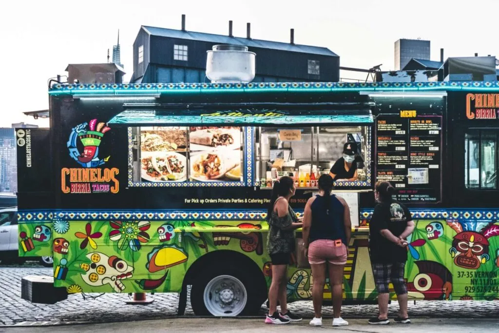 Food truck moderno en España que representa oportunidades de negocio emergentes y rentables