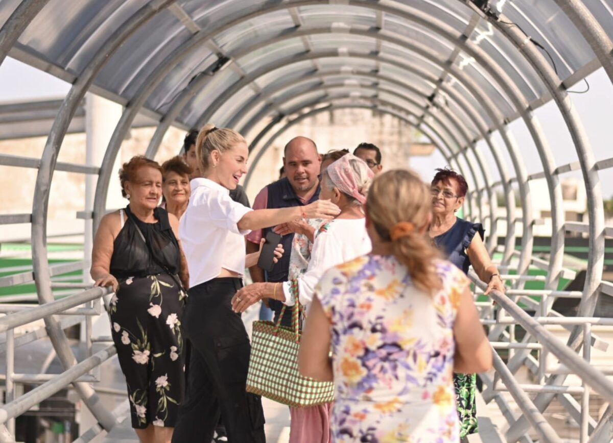 Paty Lobeira convivió con vecinos jarochos en la inauguración del puente peatonal en Av. Cuauhtémoc.