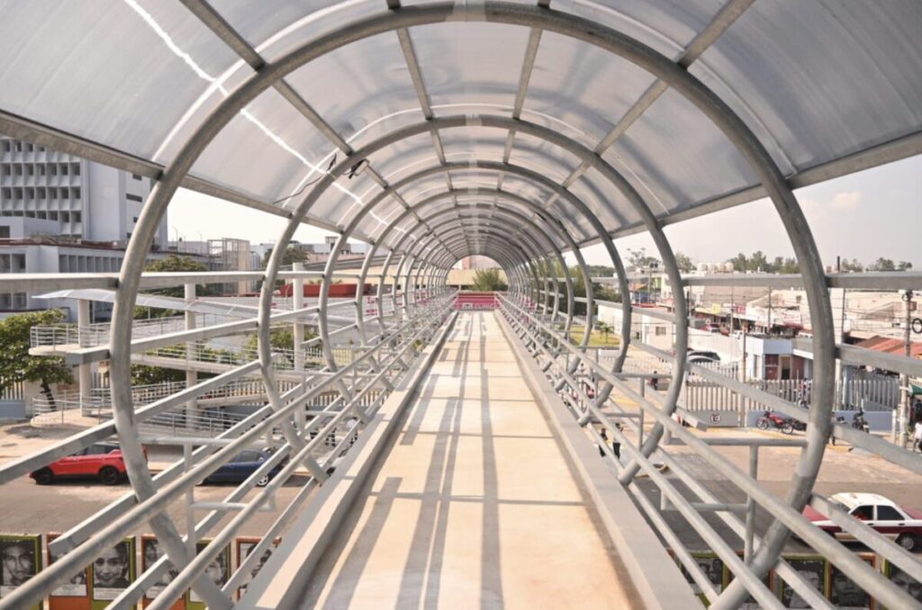 Nuevo puente peatonal inaugurado por Paty Lobeira en Avenida Cuauhtémoc, Veracruz.