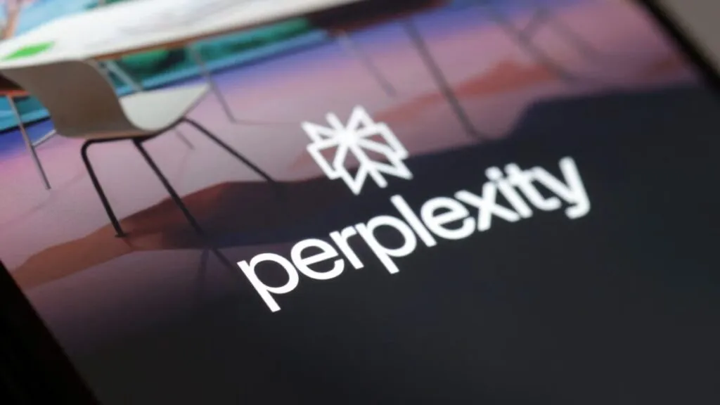 Ilustración de Perplexity en disputa legal por contenido digital y derechos de autor