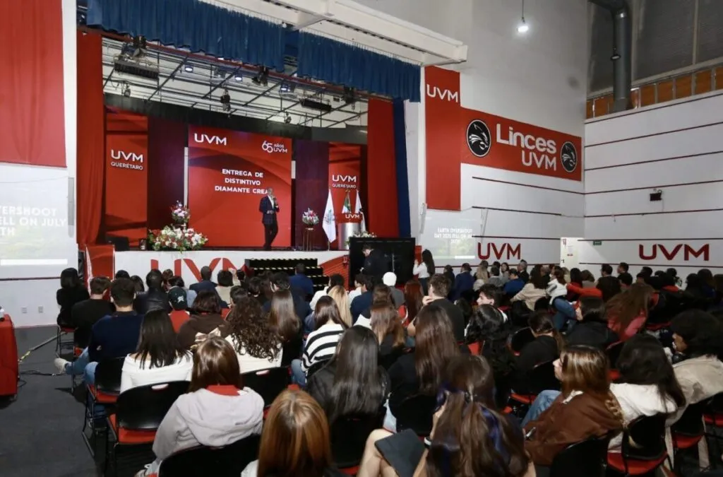 Marco Del Prete habló sobre gestión ambiental frente a estudiantes y autoridades académicas en la UVM Querétaro.