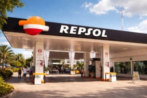 Estación de servicio Repsol en día soleado, destacando su presencia energética internacional