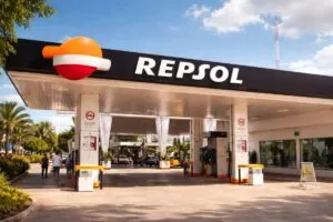 Estación de servicio Repsol en día soleado, destacando su presencia energética internacional